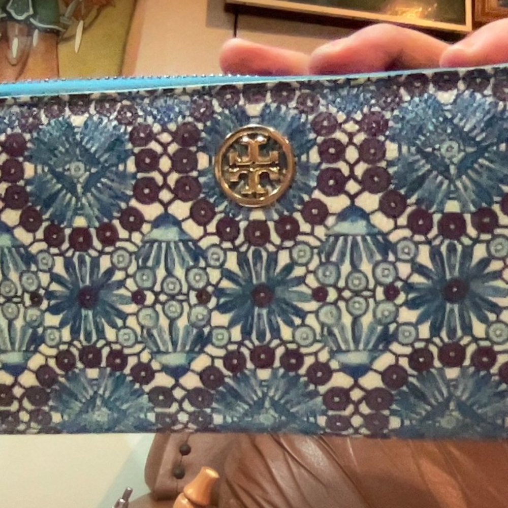 TORY BURCH ROBINSON ZIP CONTINENTAL BAHAMA PRINT WALLET BLUE
